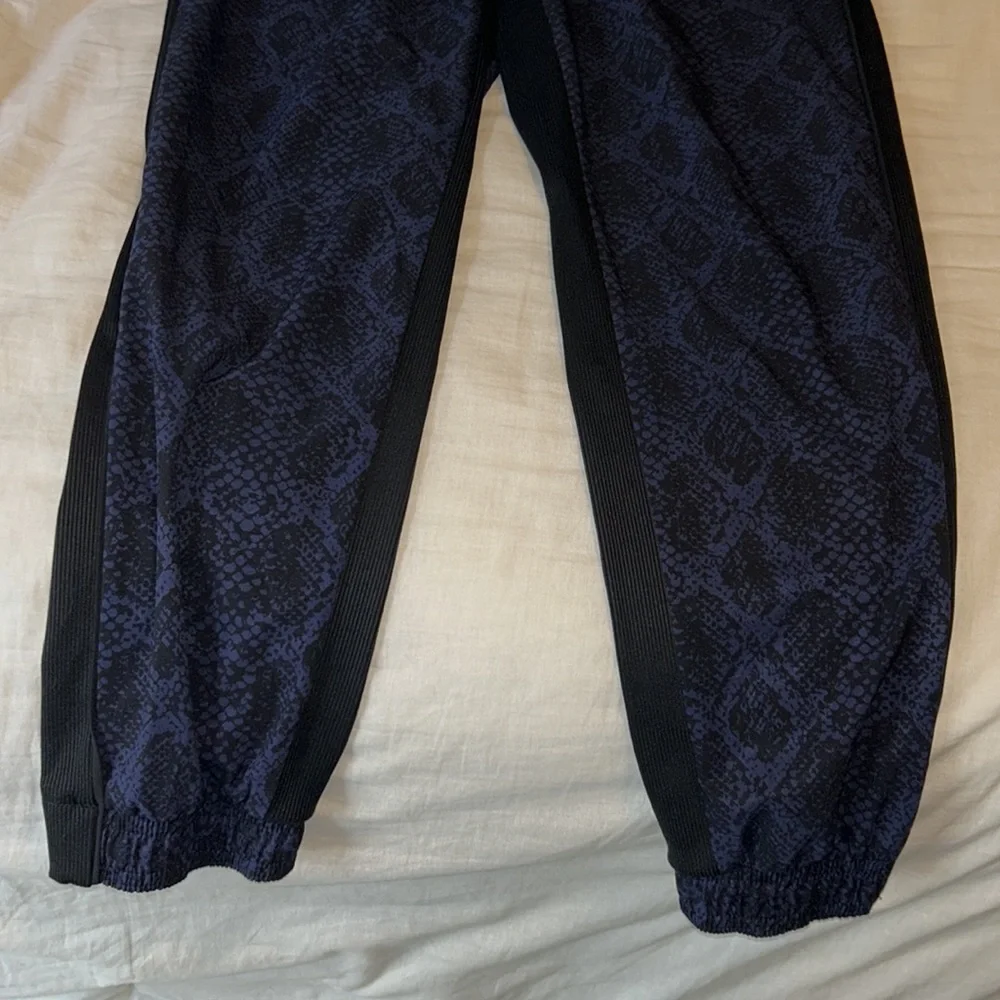 ATHLETA: Brooklyn jogger blue snake print - Picture 5 of 11